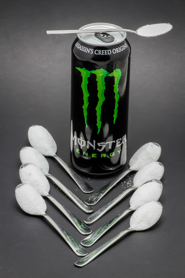 1 Monster Energy de 50cl contient 8,4 cuil. à café de sucre soit 42g