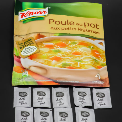 1 sachet de Poule au Pot Knorr contient 9 dosettes de sel (2,25 par portion de 25cl) soit 7,2g