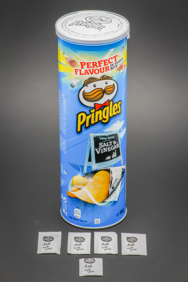 1 boite de Pringles salt & vinegar contient 4,7 dosettes de sel soit 3,8g