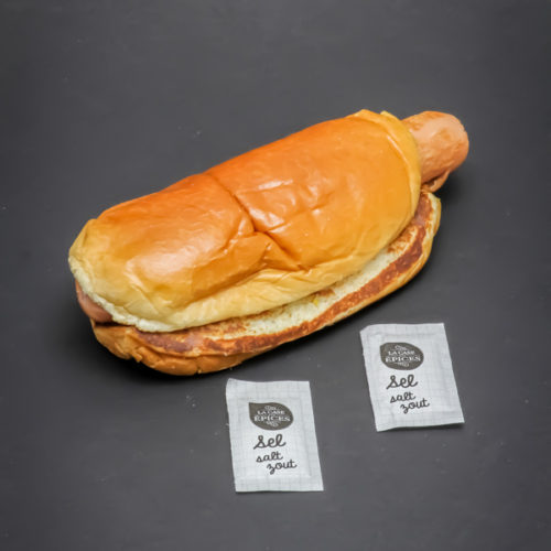 1 P'tit hot dog Mcdonald's contient 2 dosettes de sel soit 1,6g