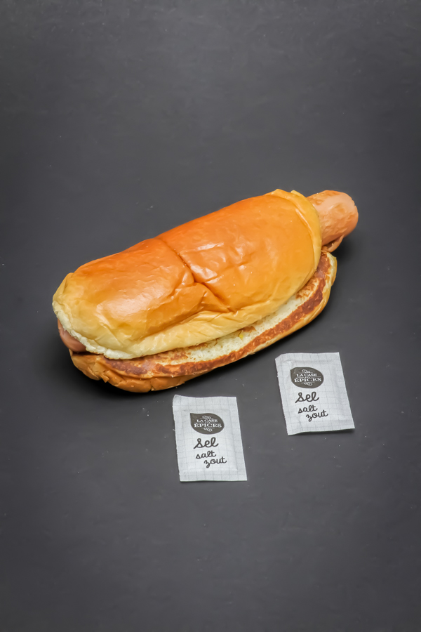 1 P'tit hot dog Mcdonald's contient 2 dosettes de sel soit 1,6g
