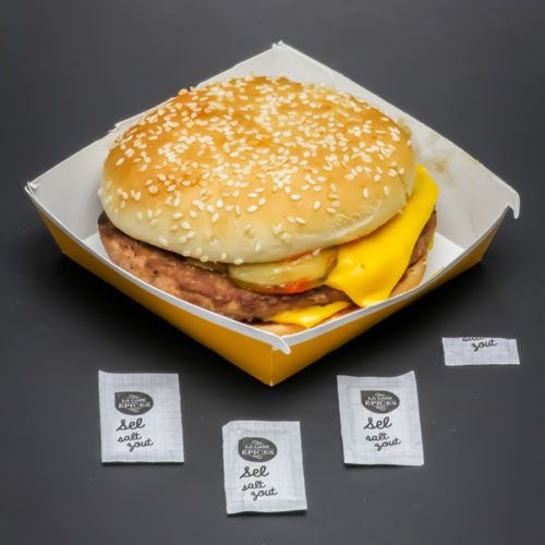 1 Royal Cheese McDonald's contient 3,25 dosettes de sel soit 2,6g