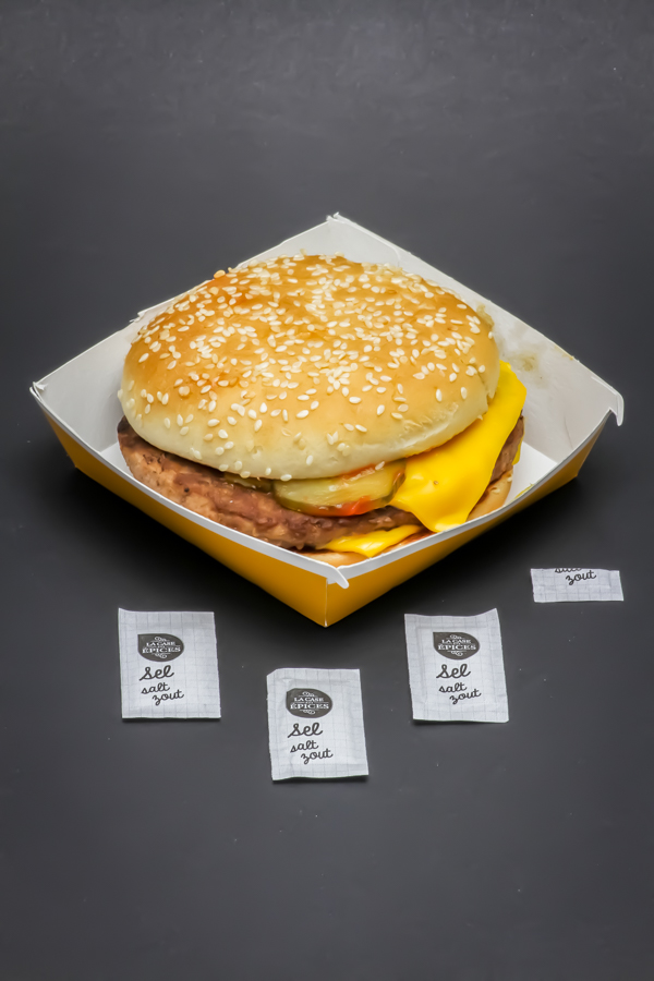 1 Royal Cheese McDonald's contient 3,25 dosettes de sel soit 2,6g