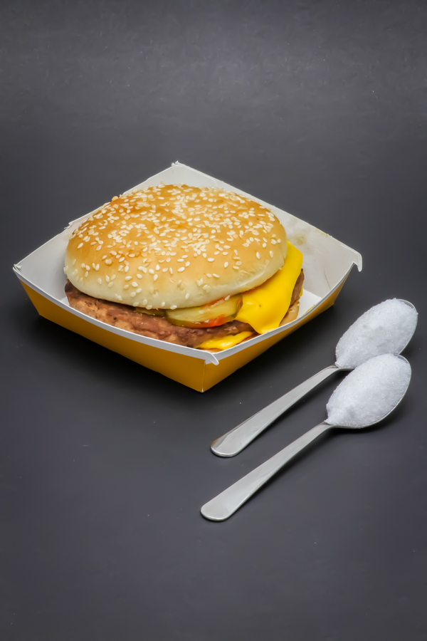 1 Royal Cheese McDonald's contient 1,9 cuil. à café de sucre soit 9,5g