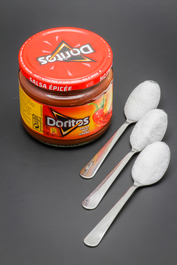 1 pot de sauce hot salsa Doritos contient 2,6 cuil. à café de sucre soit 14g