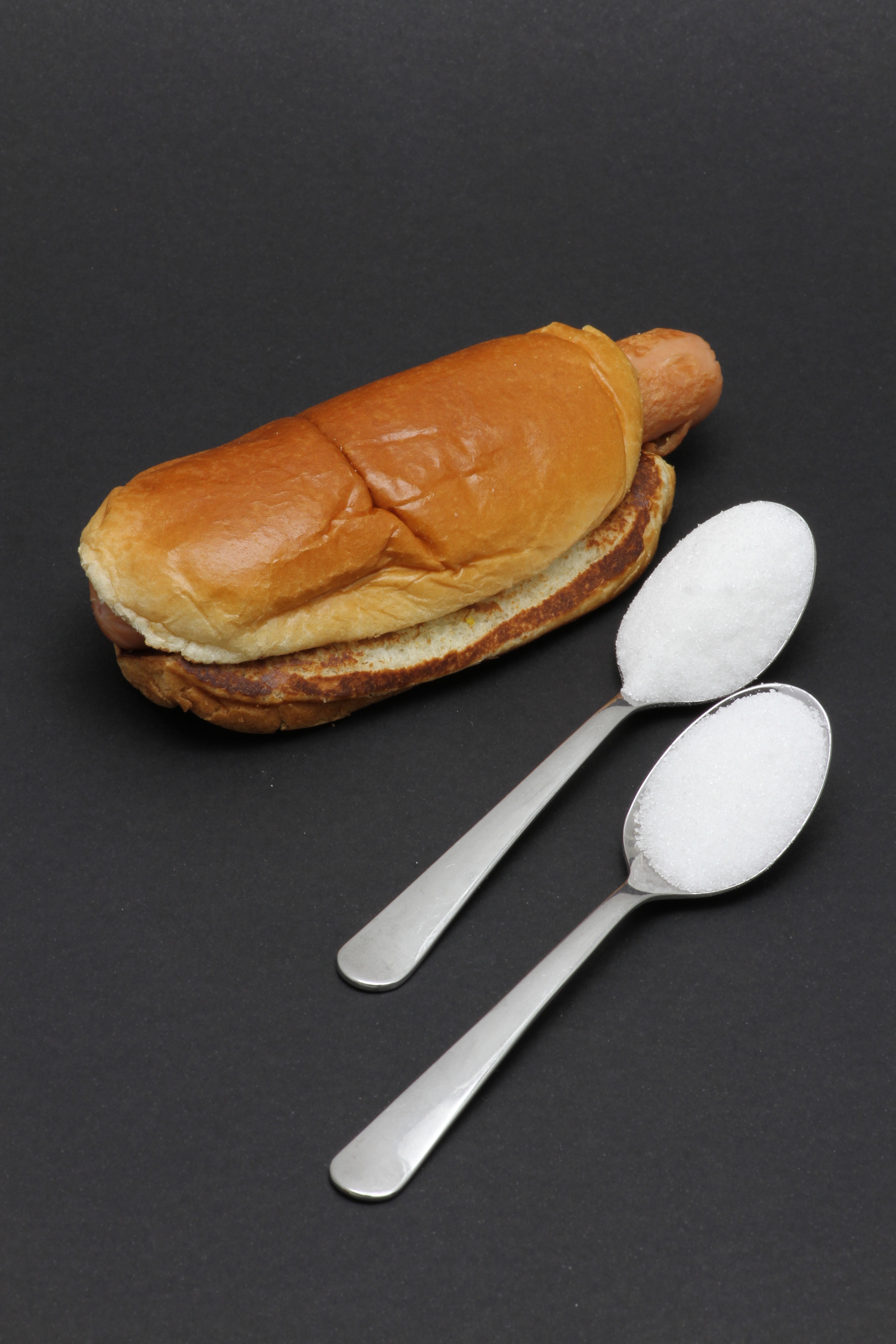 1 P'tit Hot Dog McDonald's contient 1,6 cuil. à café de sucre soit 8g