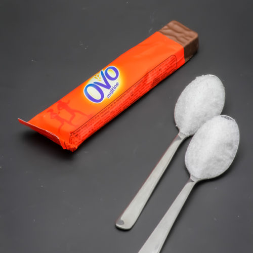 1 barre OvoMaltine contient 2 cuil. à café de sucre soit 10g