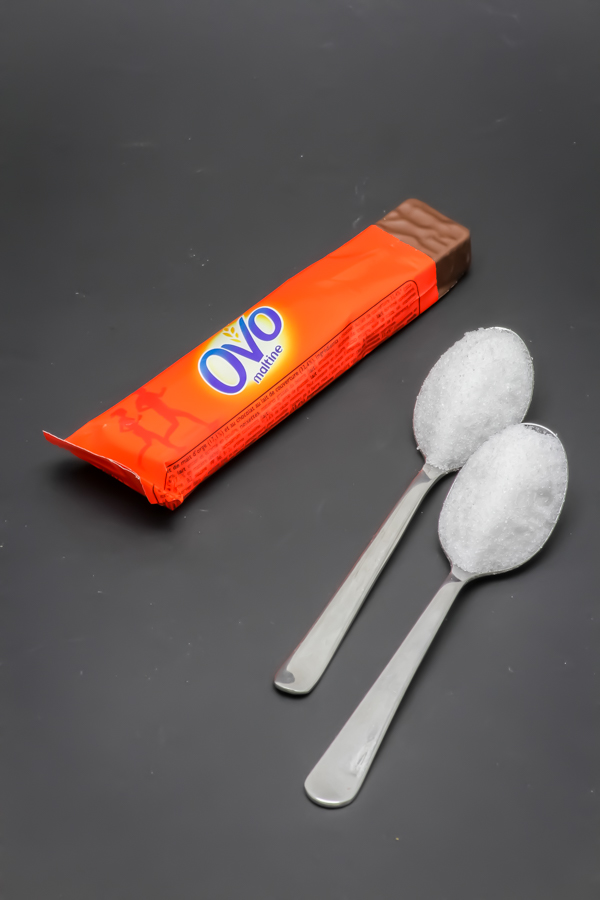 1 barre OvoMaltine contient 2 cuil. à café de sucre soit 10g