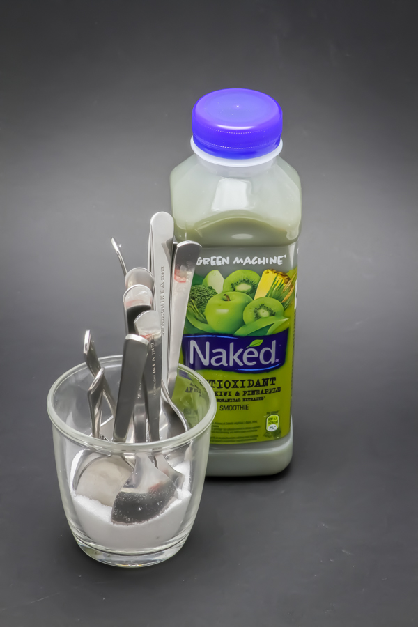 1 Green Machine de Naked de 45cl contient 10,8 cuil. à café de sucre soit 54g