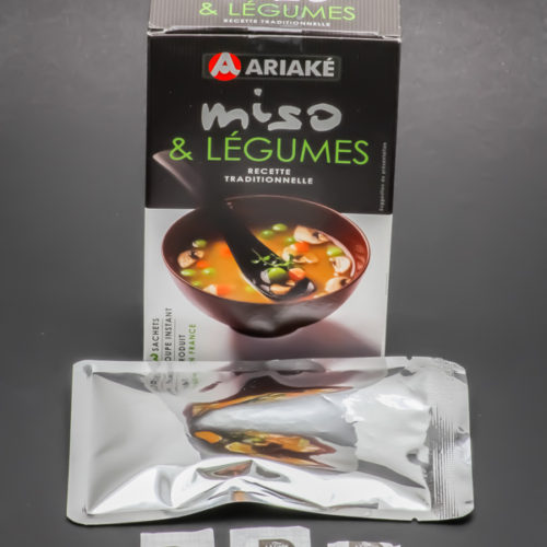 1 sachet de miso & légumes Ariaké contient 2,75 dosettes de sel soit 2,2g