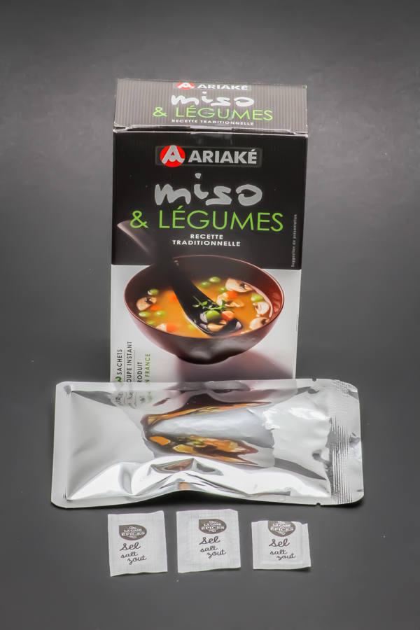 1 sachet de miso & légumes Ariaké contient 2,75 dosettes de sel soit 2,2g
