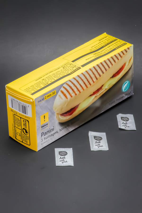 1 panini 3 fromages, tomate, basilic Picard Surgelés contient 3 dosettes de sel soit 2,38g