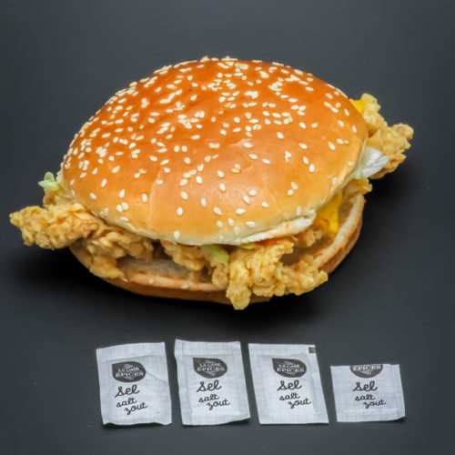 1 sandwich poulet Double Krunch BBQ KFC contient 3,75 dosettes de sel soit 3g