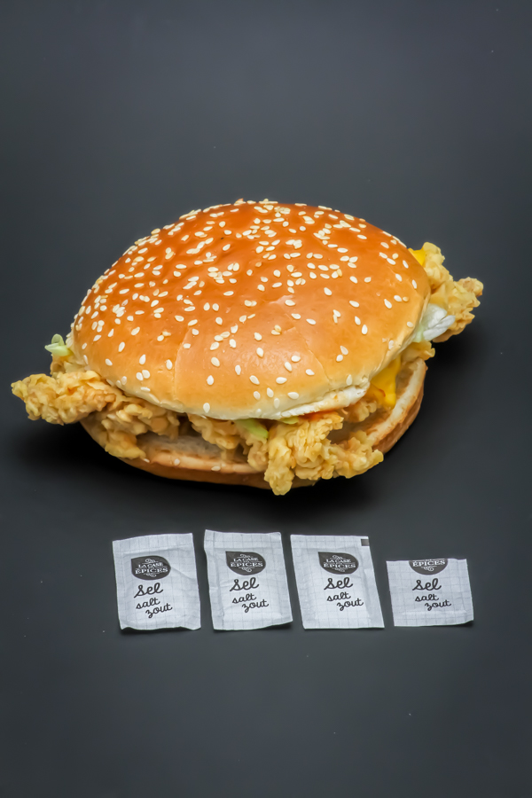1 sandwich poulet Double Krunch BBQ KFC contient 3,75 dosettes de sel soit 3g