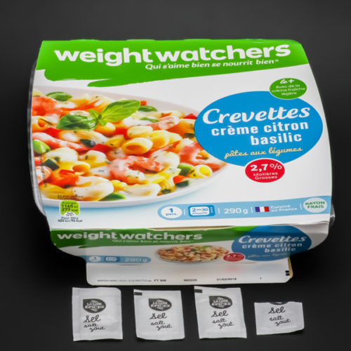 1 barquette de pâtes aux légumes et crevettes Weightwatchers contient 3,6 dosettes de sel soit 2,9g