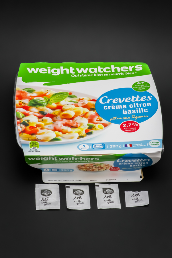 1 barquette de pâtes aux légumes et crevettes Weightwatchers contient 3,6 dosettes de sel soit 2,9g