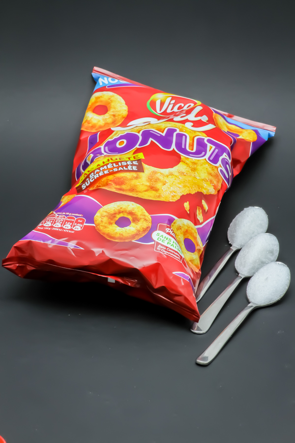 1 sachet de Curly Donuts de Vico contient 2,5 cuil. à café de sucre soit 12,7g