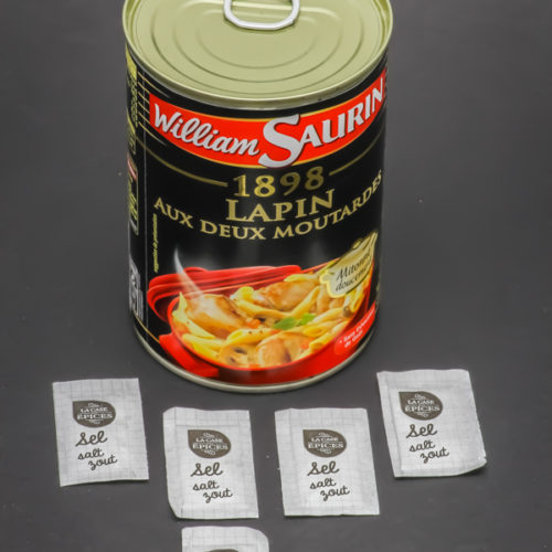 1 boite de lapin aux 2 moutardes William Saurin contient 5,5 dosettes de sel soit 4,4g