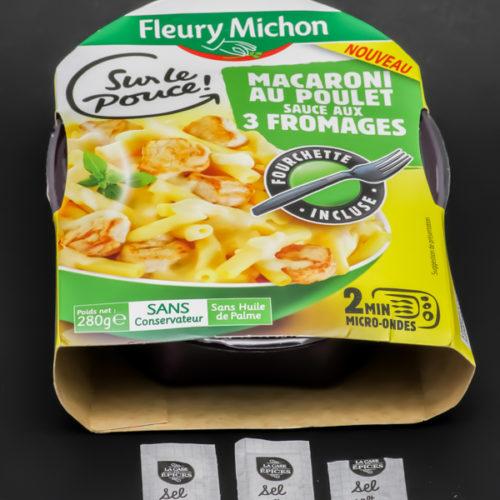 1 barquette de macaroni au poulet Fleury Michon contient 2,75 dosettes de sel soit 2,2g