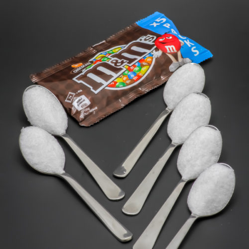 1 sachet de M&M's chocolate contient 6,1 cuil. à café de sucre soit 30,5g