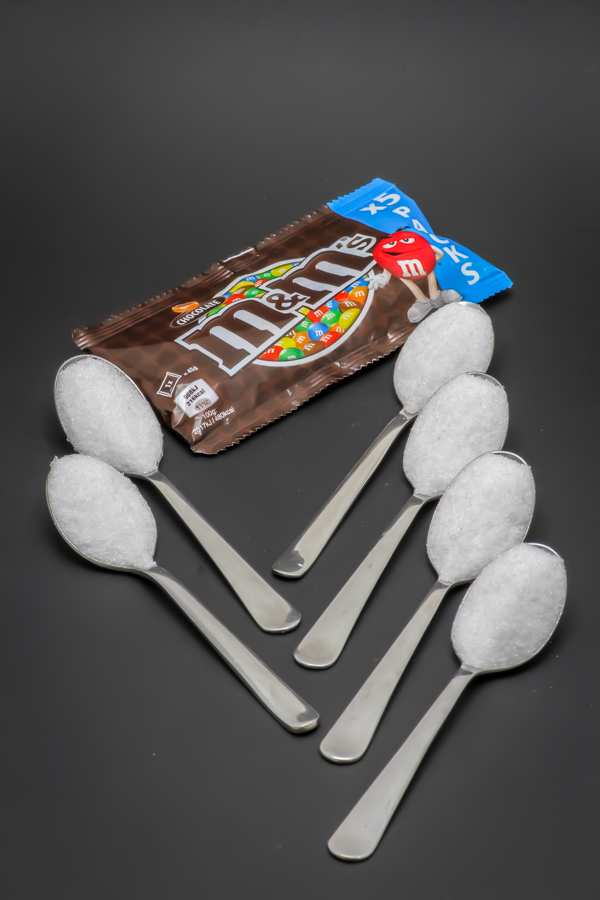 1 sachet de M&M's chocolate contient 6,1 cuil. à café de sucre soit 30,5g