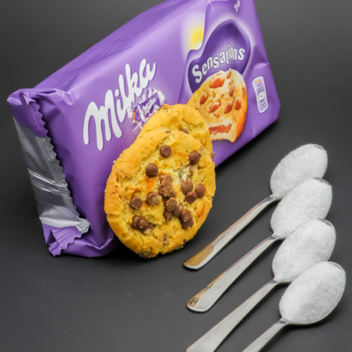 2 biscuits Milka Sensations contiennent 4 cuil. à café de sucre soit 20g