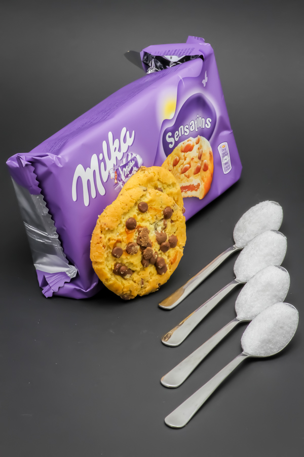 2 biscuits Milka Sensations contiennent 4 cuil. à café de sucre soit 20g