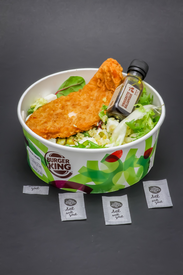 1 salade green chicken de Burger King contient 3,2 dosettes de sel soit 2,55g