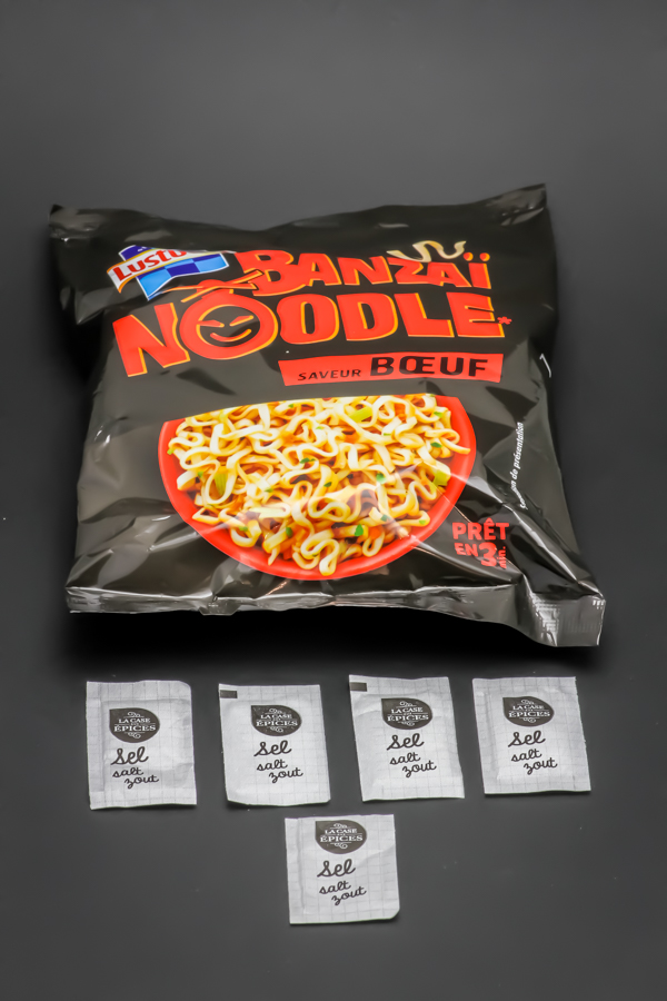 1 sachet de Banzaï Noodle saveur boeuf de Lustucru contient 4,9 dosettes de sel soit 3,9g