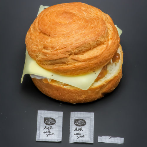 1 croissant roll deux fromages et oignons caramélisés Starbucks contient 2,1 dosettes de sel soit 1,71g