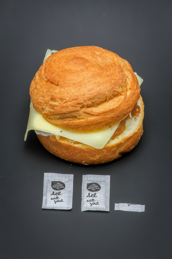 1 croissant roll deux fromages et oignons caramélisés Starbucks contient 2,1 dosettes de sel soit 1,71g