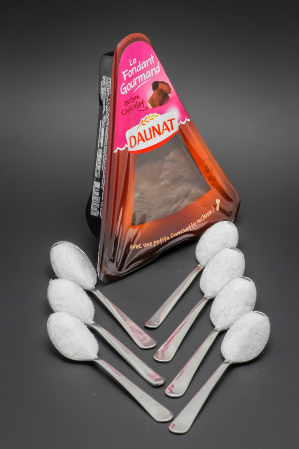 1 part de fondant gourmand au chocolat Daunat contient 6,3 cuil. à café de sucre soit 31,3g