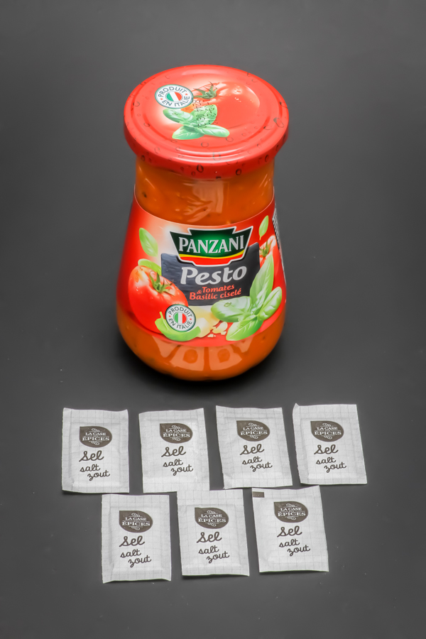 1 pot de pesto tomates basilic de Panzani contient 7 dosettes de sel soit 5,6g