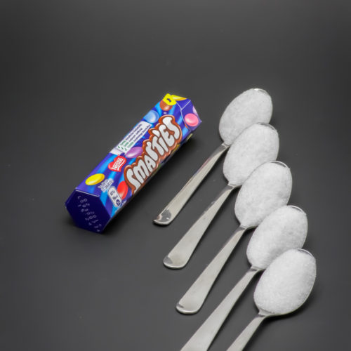 1 tube de Smarties de Nestlé contient 4,9 cuil. à café de sucre soit 24,3g