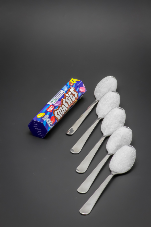 1 tube de Smarties de Nestlé contient 4,9 cuil. à café de sucre soit 24,3g
