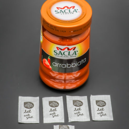1 pot de sauce Arrabbiata Sacla contient 4,75 dosettes de sel soit 3,8g