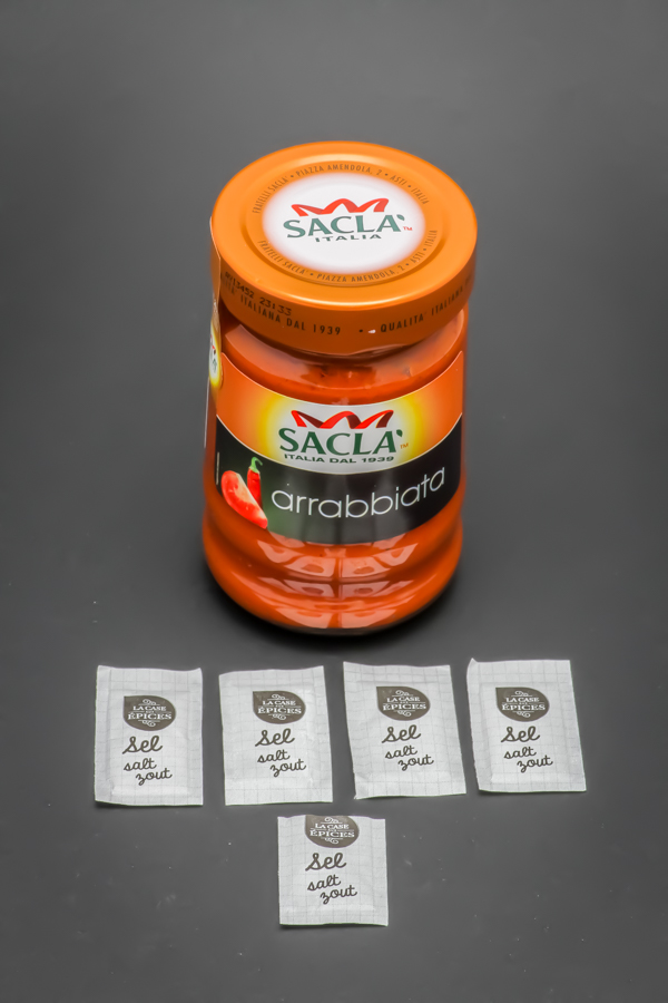 1 pot de sauce Arrabbiata Sacla contient 4,75 dosettes de sel soit 3,8g