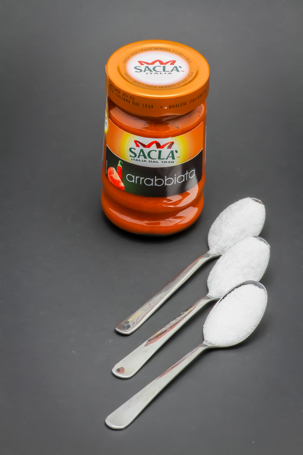 1 pot de sauce Arrabbiata Sacla contient 2,5 cuil. à café de sucre soit 12,7g