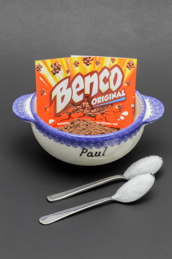 12,8g de Benco contiennent 2 cuil. à café de sucre soit 10g (78%)