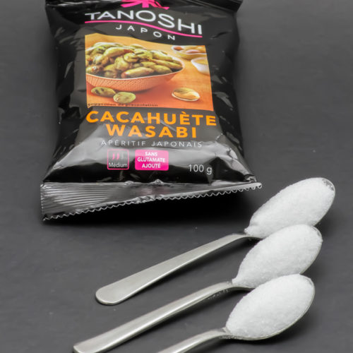 1 sachet de 100g de cacahuètes wasabi Tanoshi contient 2,8 cuil. à café de sucre soit 14g