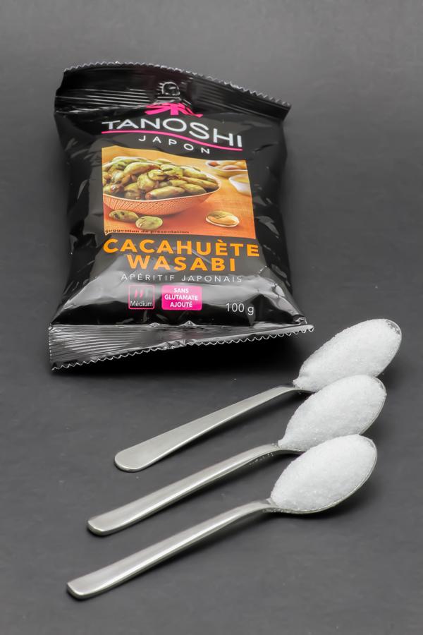 1 sachet de 100g de cacahuètes wasabi Tanoshi contient 2,8 cuil. à café de sucre soit 14g