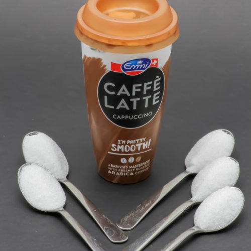 1 Caffé Latte Emmi de 23cl contient 4,6 cuil. à café de sucre soit 23g