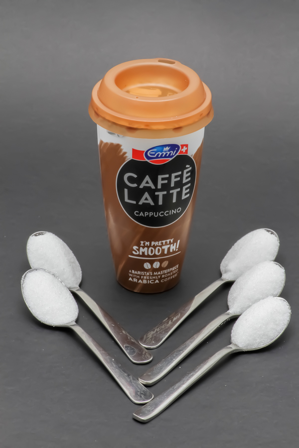 1 Caffé Latte Emmi de 23cl contient 4,6 cuil. à café de sucre soit 23g