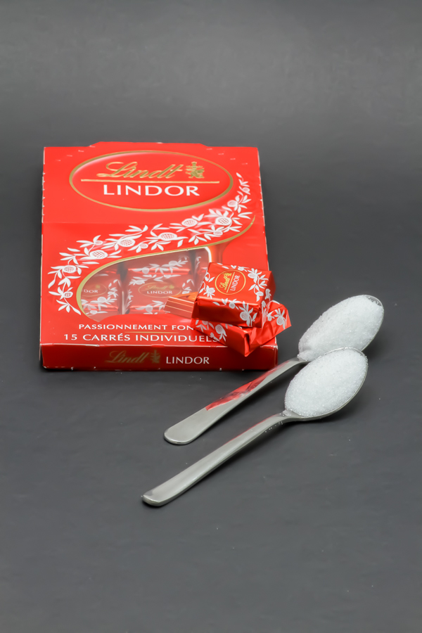 2 carrés Lindor de Lindt contiennent 1,7 cuil. à café de sucre soit 8,5g