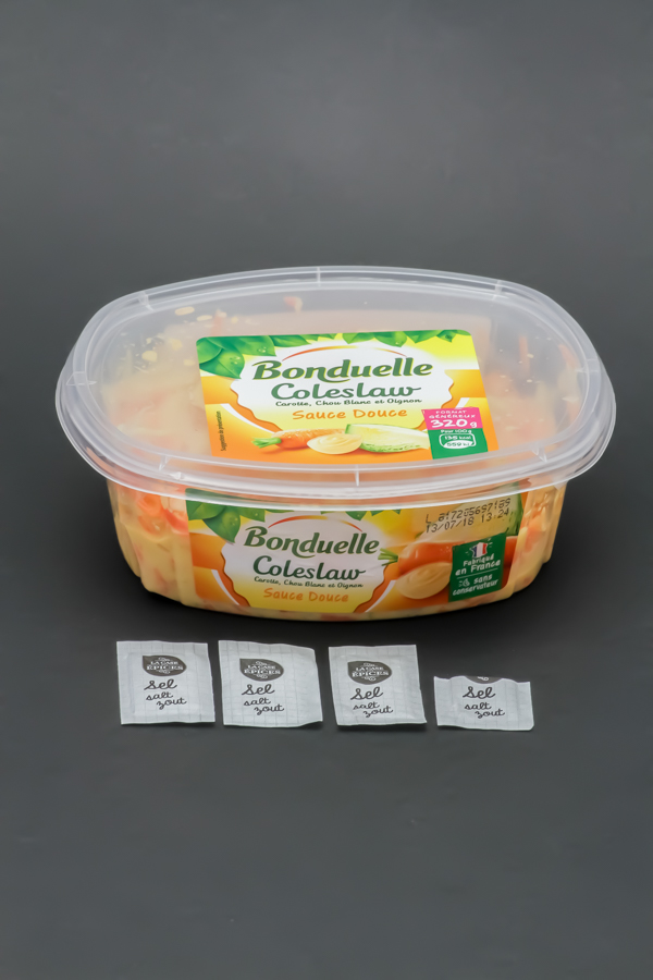 1 barquette de 320g de coleslaw Bonduelle contient 3,6 dosettes de sel soit 2,9g