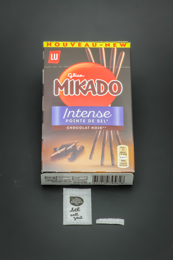 1 boite de Mikado Intense pointe de sel de Lu contient 1,1 dosettes de sel soit 0,9g