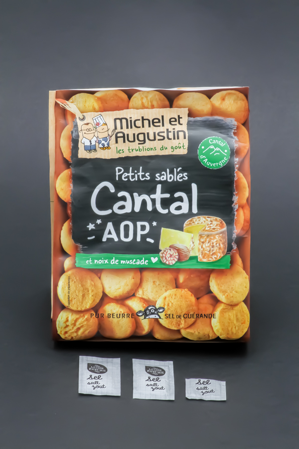 1 sachet de 100g de petits sablés cantal Michel et Augustin contient 2,5 dosettes de sel soit 2g