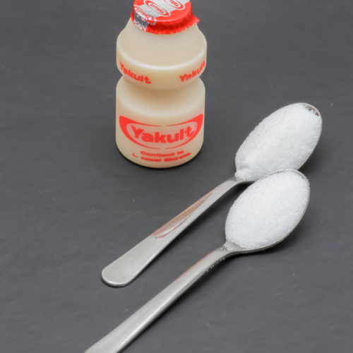 1 Yakult de 6,5cl contient 1,8 cuil. à café de sucre soit 8,8g