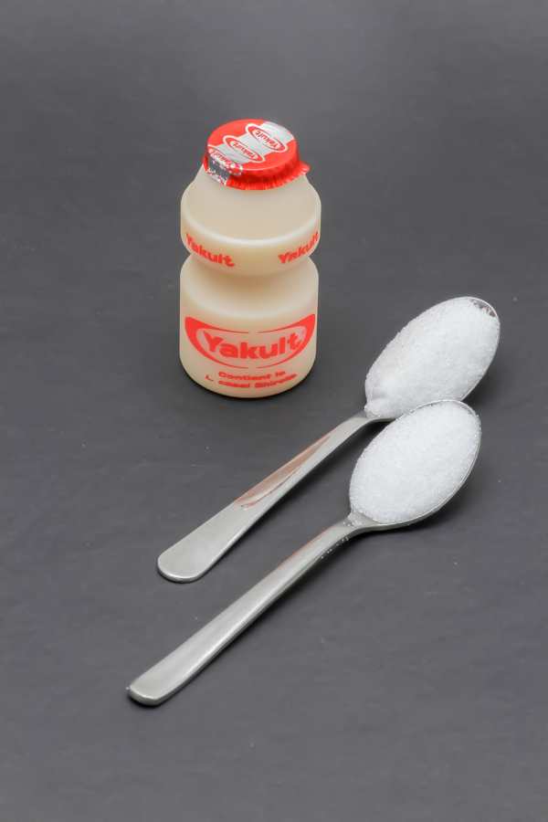 1 Yakult de 6,5cl contient 1,8 cuil. à café de sucre soit 8,8g