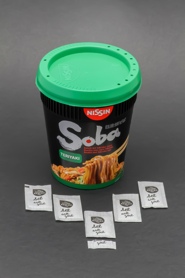 1 boite de soba teriyaki Nissin contient 5,2 dosettes de sel soit 4,14g